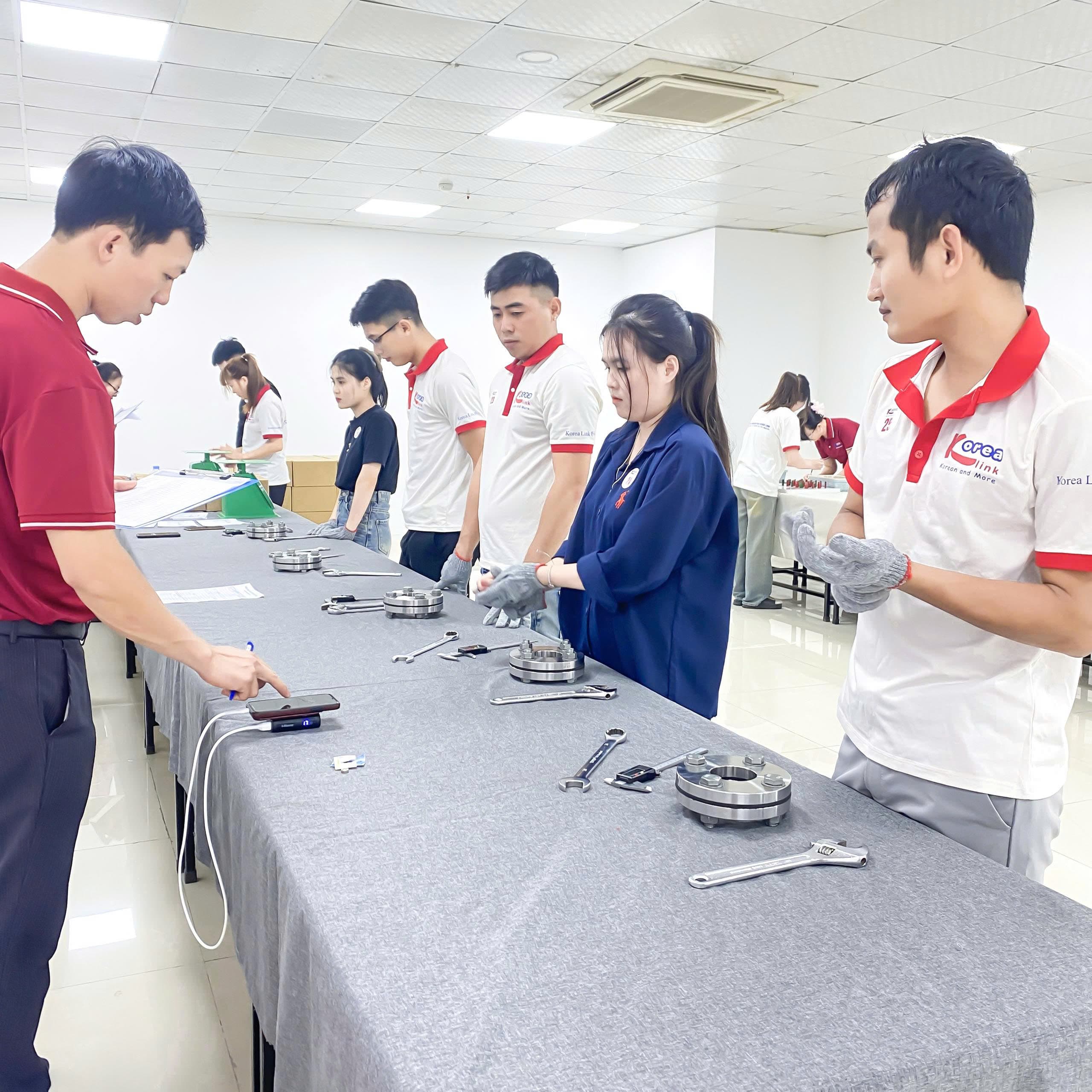Học viên thực hành sử dụng công cụ cho Phỏng vấn Vòng 2